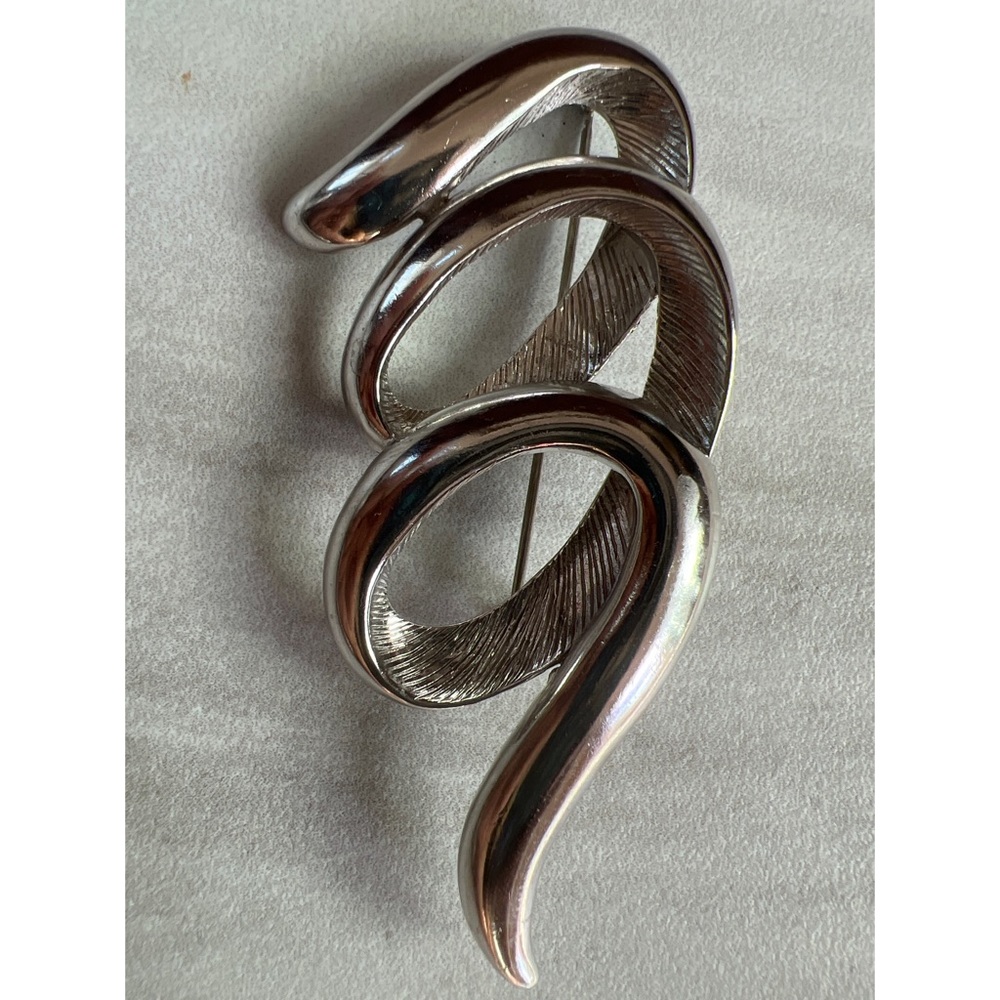 Vintage 80d Lady Remington Signed LR brooch